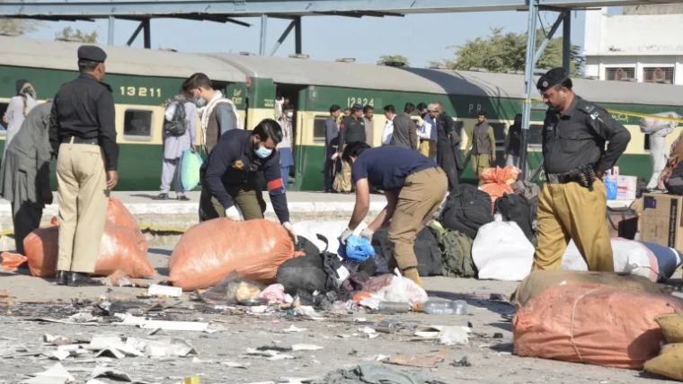 مقتل 12 جندياً في انفجار سيارة مفخخة شمال غرب باكستان