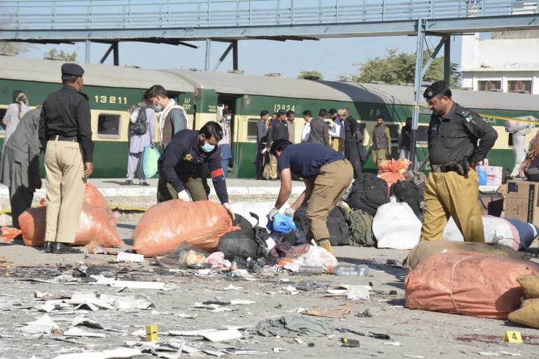 مقتل 12 جندياً في انفجار سيارة مفخخة شمال غرب باكستان