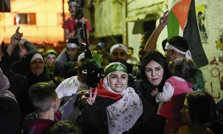 42 معتقلًا فلسطينيًا و13 إسرائيليًا سيتم إطلاق سراحهم في اليوم الثاني للهدنة