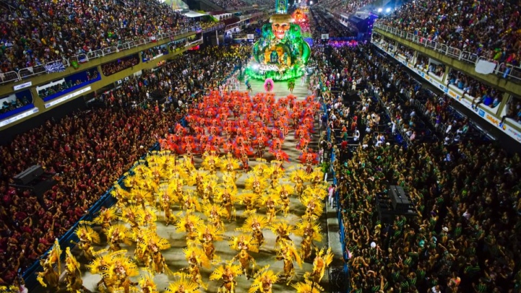 With the Rio Carnival in tow, “Total Media Cast” runs along