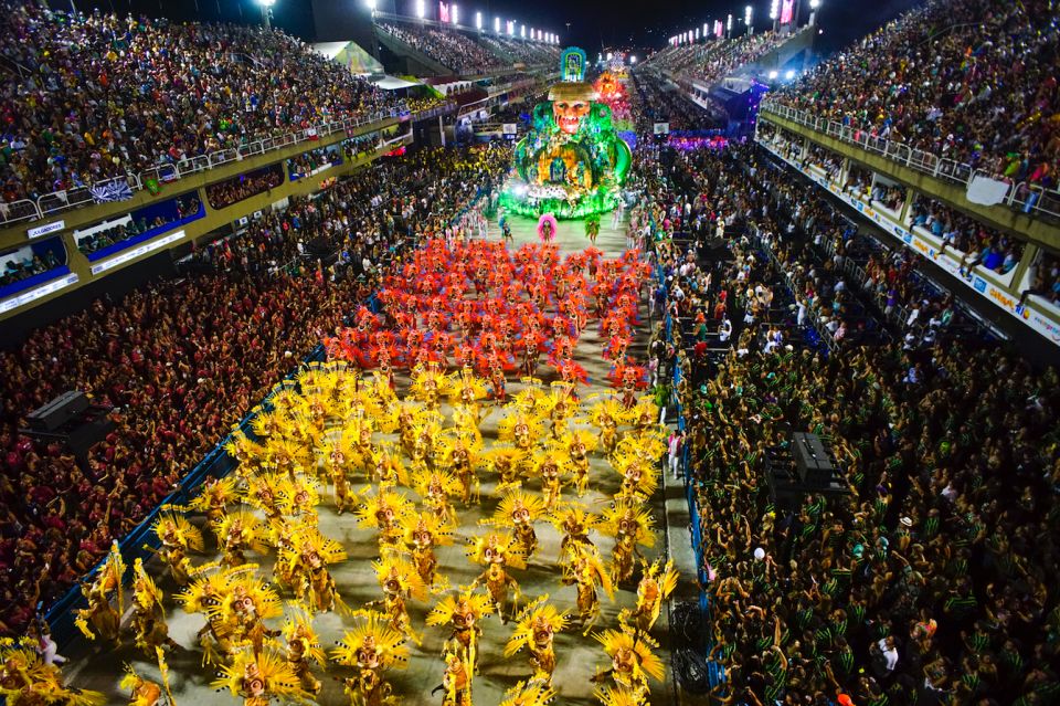 With the Rio Carnival in tow, “Total Media Cast” runs along