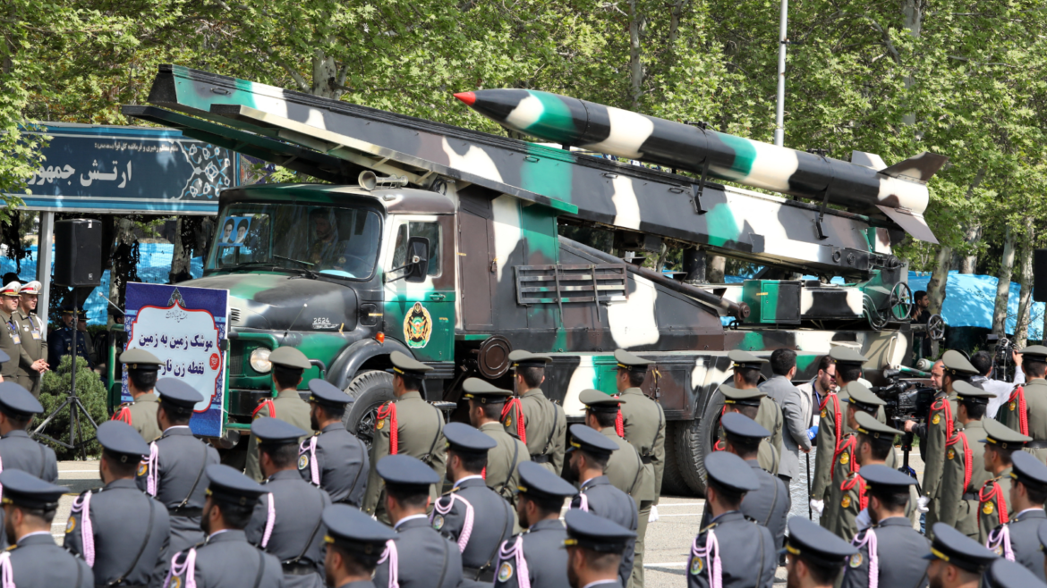 In Isfahan, the Iranian army seizes suspicious items.