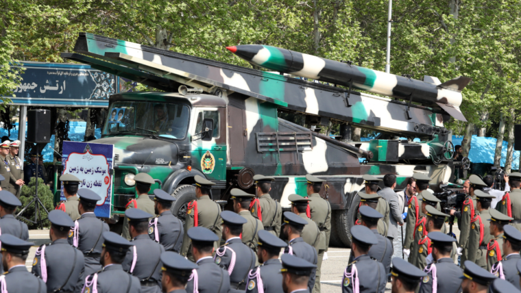 In Isfahan, the Iranian army seizes suspicious items.