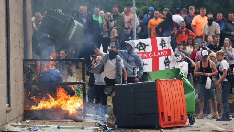 UK. 378 arrested in connection with far-right riots