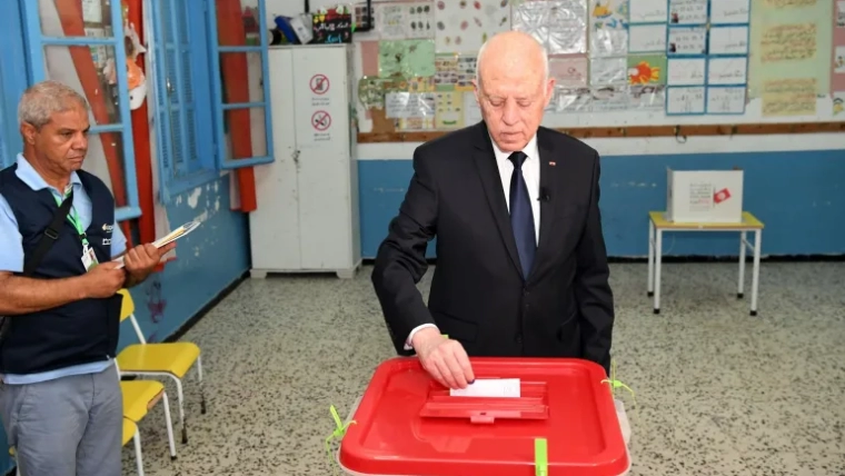 Kais Saied submits his candidacy file for the presidential elections