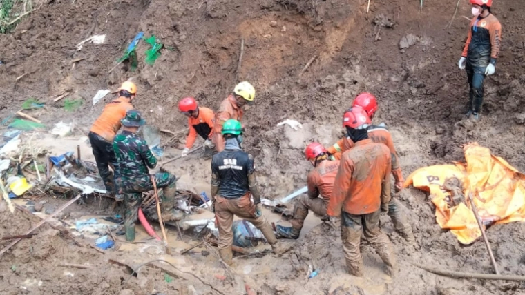 Indonesian gold mine collapse kills 15