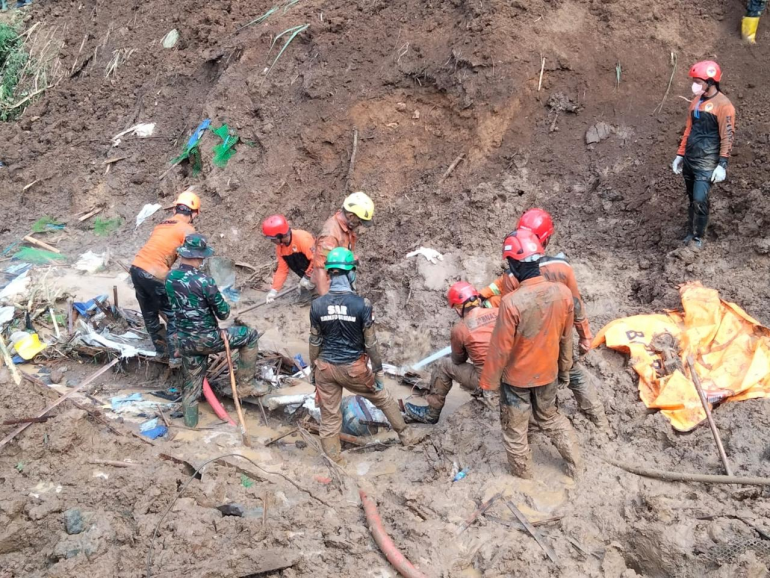 Indonesian gold mine collapse kills 15