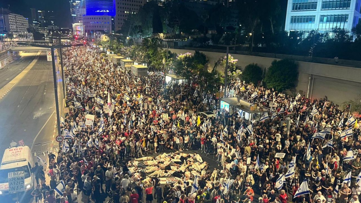 Israeli Settlers rally in Tel Aviv demanding Gaza ceasefire deal to free captives