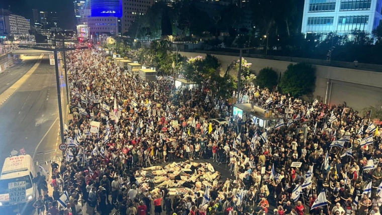 Israeli Settlers rally in Tel Aviv demanding Gaza ceasefire deal to free captives