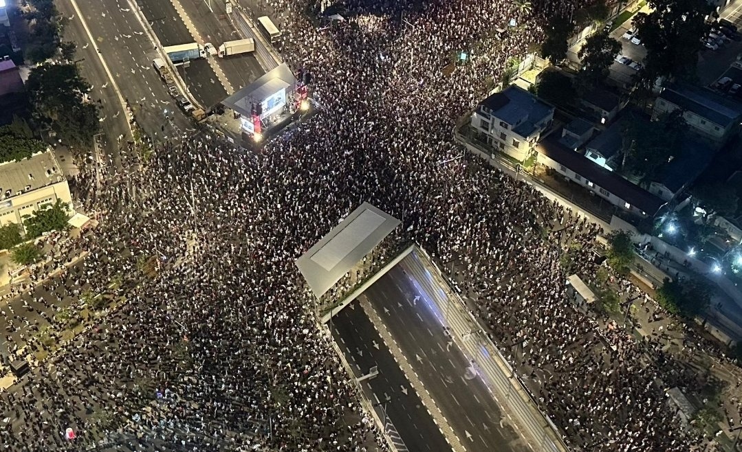 Around 500,000 Israeli protesters in Jerusalem and Tel Aviv streets to demand a captive exchange deal