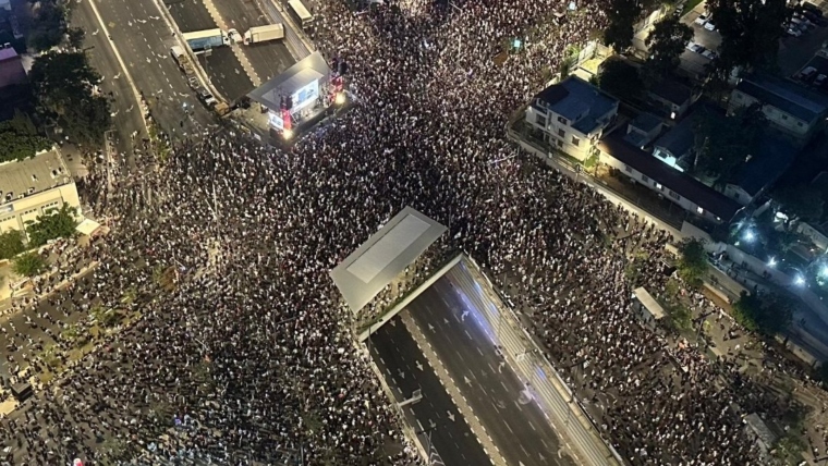 Around 500,000 Israeli protesters in Jerusalem and Tel Aviv streets to demand a captive exchange deal