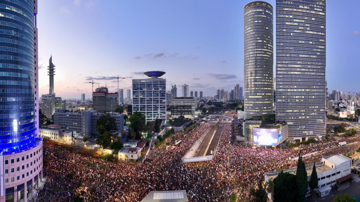 Tens of thousands of Israelis protest as calls for captive deal intensify