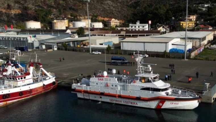 Italian coastguard ship transfers migrants from Albania to Italy