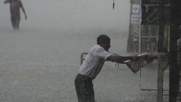 Sri Lanka:  Three people die, 7,000 others evacuated in floods