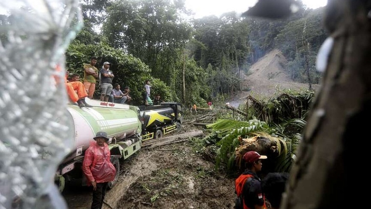 Indonesia: Sumatra landslide kills 9 tourist bus passengers