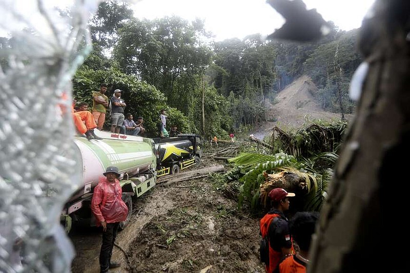 Indonesia: Sumatra landslide kills 9 tourist bus passengers