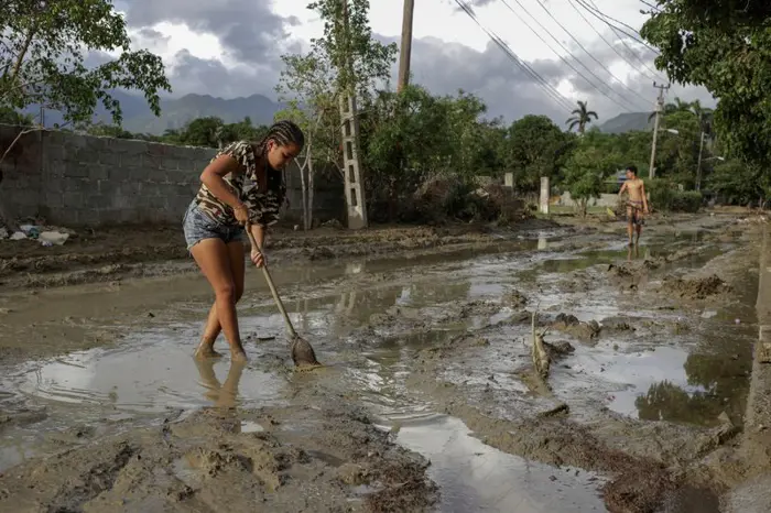 Hurricane “Rafael” Cuts Power Across Cuba