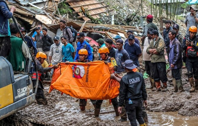 الفيضانات تودي بحياة 27 شخص في إندونيسيا