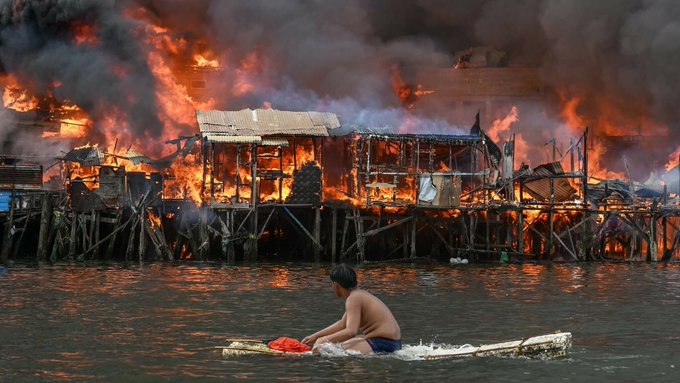 Huge Fire Destroys Hundreds of Homes in Manila, Displacing Thousands