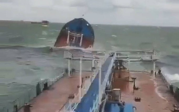 2 Russian Oil Tankers Suffer Severe Damage in Kerch Strait Due to Storm