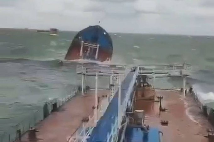 2 Russian Oil Tankers Suffer Severe Damage in Kerch Strait Due to Storm