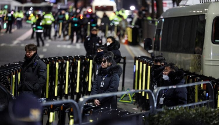 South Korea: Anti-corruption authorities hand over arrest warrant for ousted president to police