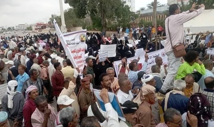 Taiz: 15,000 Yemeni Students Drop Out Due to Strike