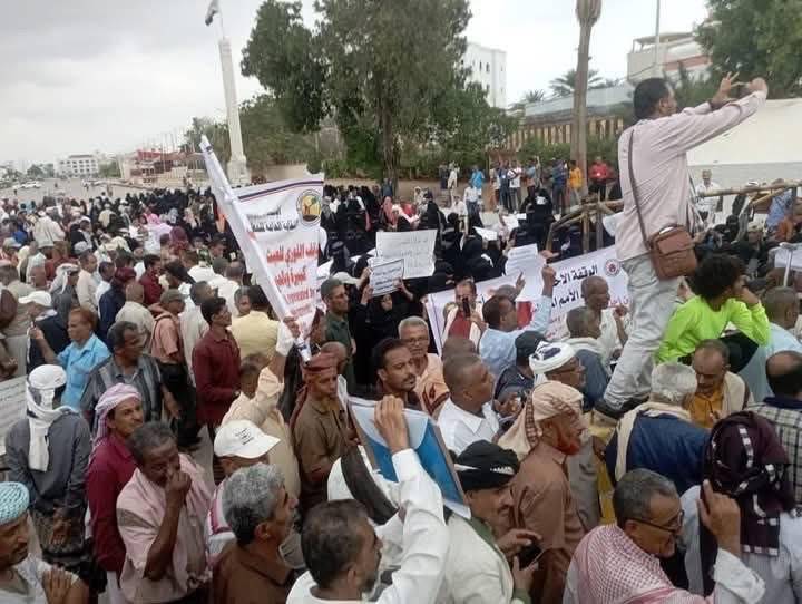 Taiz: 15,000 Yemeni Students Drop Out Due to Strike