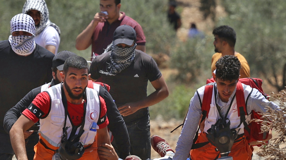مستوطنون إسرائيليون يهاجمون بلدة بروقين ويشعلون النيران في منازل فلسطينية