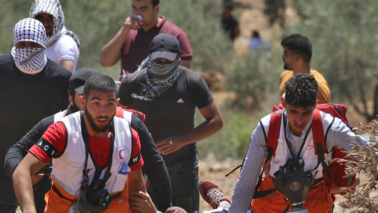 مستوطنون إسرائيليون يهاجمون بلدة بروقين ويشعلون النيران في منازل فلسطينية