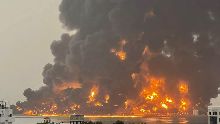 الحوثيون: غارات أمريكية تستهدف ميناء رأس عيسى وجزيرة كمران في الحديدة
