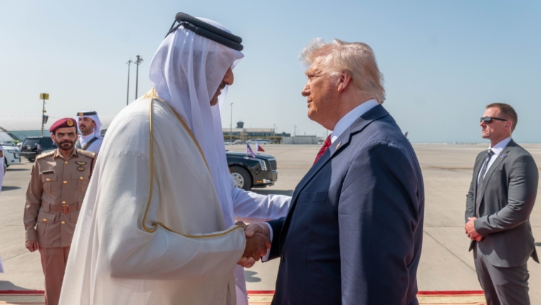 أمير قطر يستقبل ترامب بمستهل زيارته للدوحة