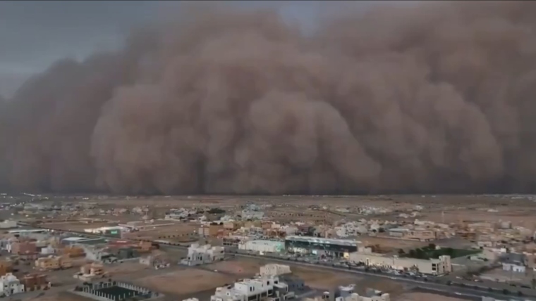 عاصفة رملية ضخمة تضرب محافظة القصيم في السعودية