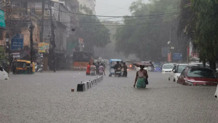 Heavy Rains in Gujarat Claim 14 Lives and Cause Multiple Injuries