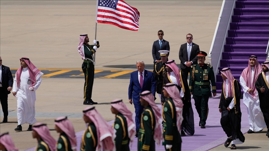 ترامب يصل الرياض مستهلاً أولى جولاته الإقليمية منذ توليه الرئاسة