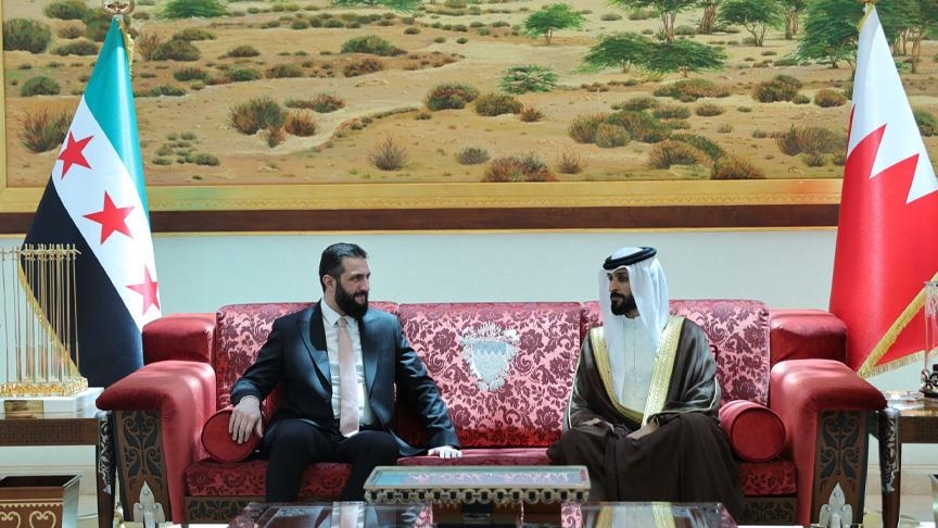الرئيس السوري أحمد الشرع يصل إلى البحرين في زيارة رسمية