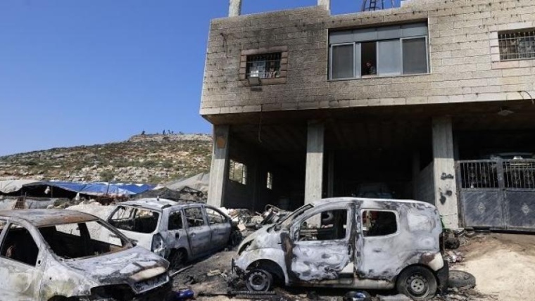 Settlers Set Vehicles on Fire in Ramallah and Storm Al-Aqsa Courtyards